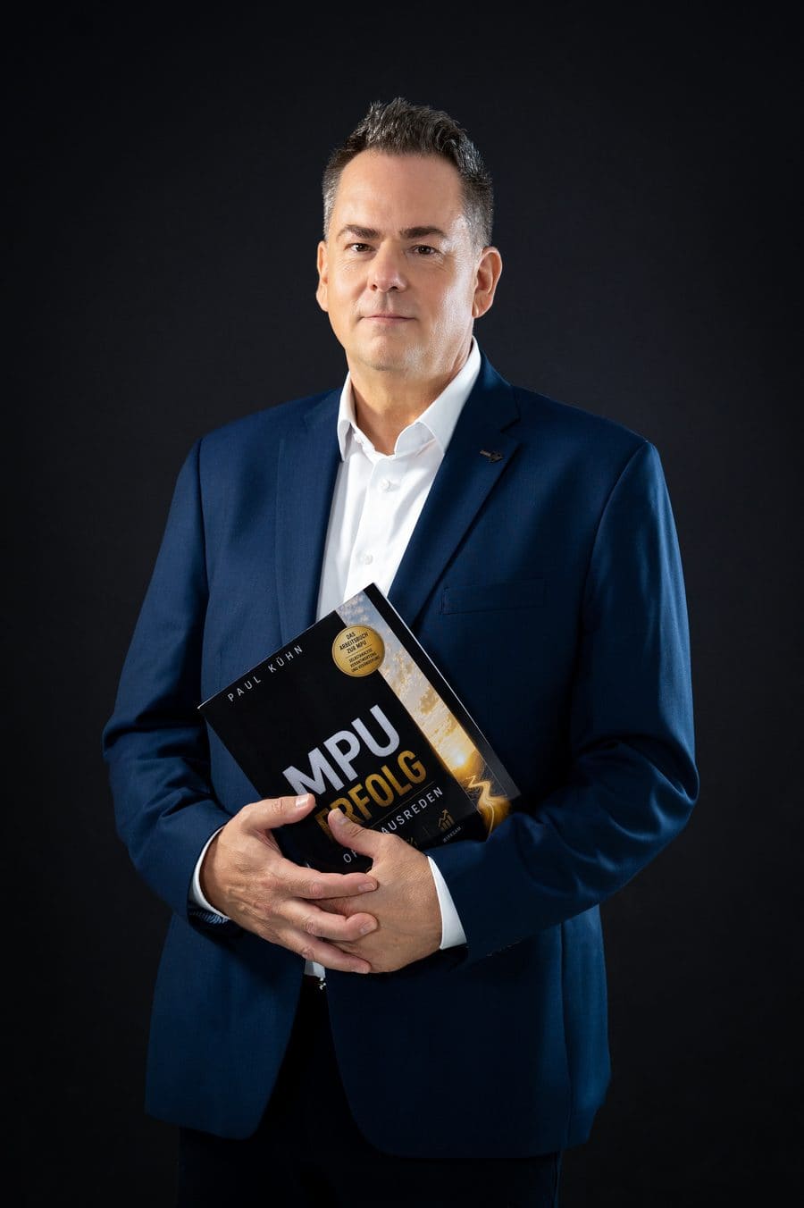 Hans-Paul Kühn, MPU-Berater, mit seinem Buch MPU Erfolg